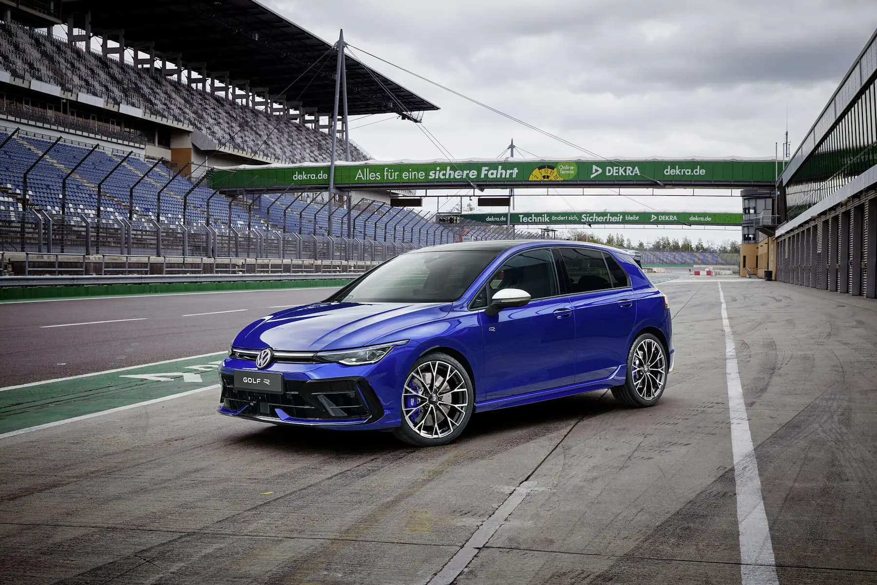 Golf R seitlich frontal in blau in der Boxengasse auf einer Rennstrecke