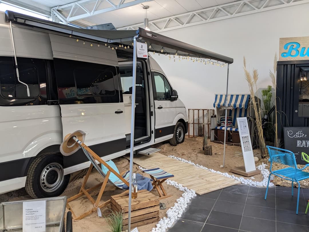 Ausgestellter Camper mit Brandrup-Ausstattung im Wiest Showroom – hochwertiges Camping- und Outdoor-Zubehör in Darmstadt erleben
